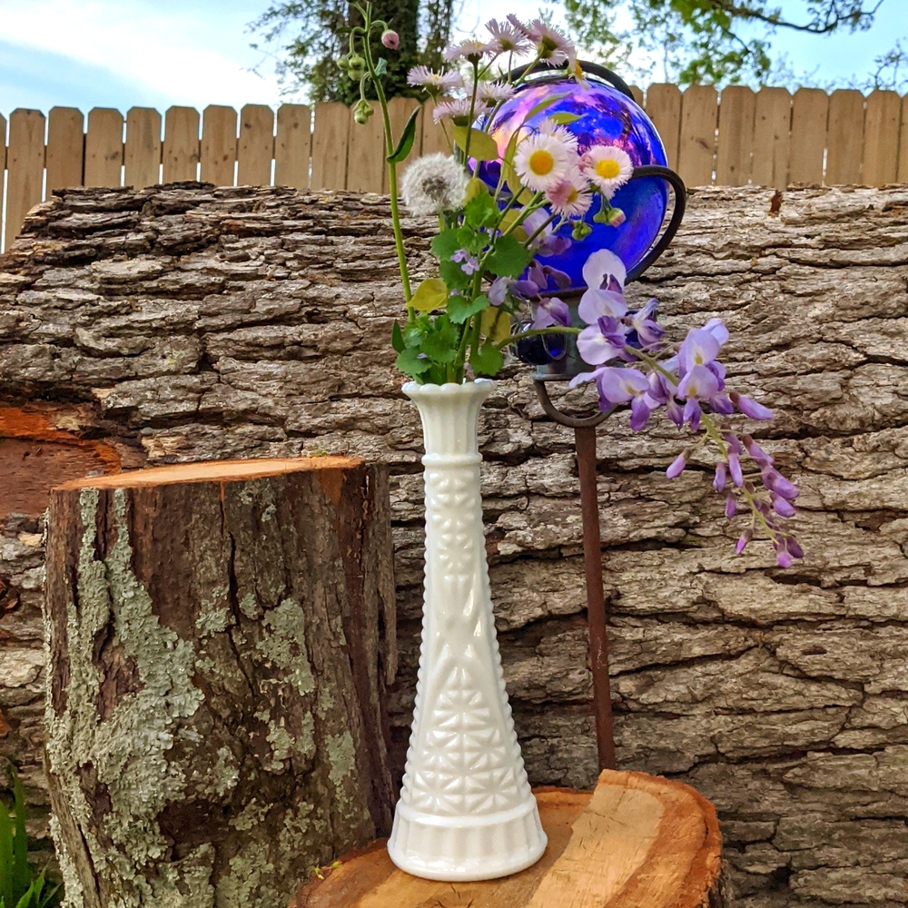 Super Starburst Vintage Milk Glass Vase